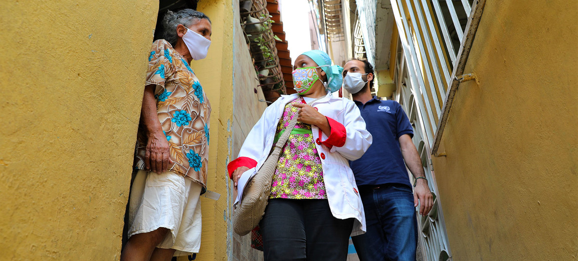 OCHA/Gema Cortes En Caricuao, Venezuela, doctores y enfermeras van de casa en casa para informar sobre el COVID-19.