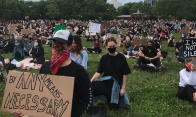 © Sarah Scaffidi Manifestantes pacíficos en el parque McCarren en Brooklyn, Nueva York, guardan 20 minutos de silencio por las personas que han muerto a causa del racismo.