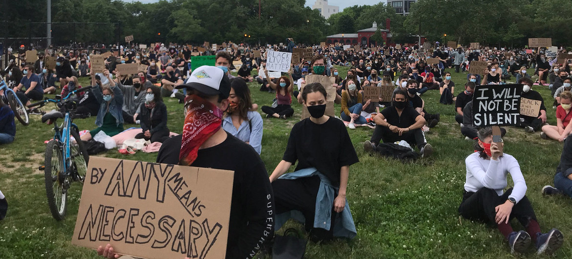 © Sarah Scaffidi Manifestantes pacíficos en el parque McCarren en Brooklyn, Nueva York, guardan 20 minutos de silencio por las personas que han muerto a causa del racismo.