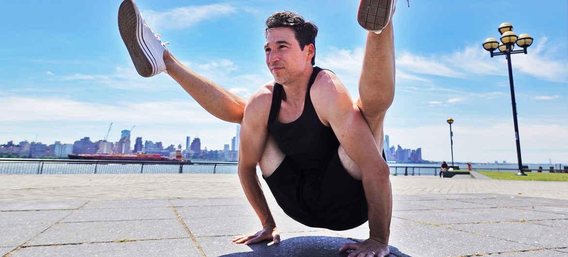 Winnie Witt Jon Witt, maestro de yoga en Nueva York, practica una pose en Jersey City.
