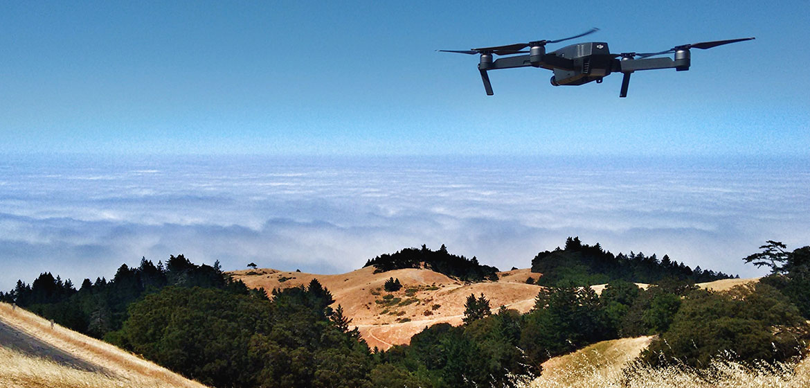 Unsplash/Ian Usher Un dron vuela sobre el Monte Tamalpais en Estados Unidos.