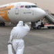 Centro Nacional de Enfermedades Infecciosas de Mongolia. Un avión charter preparándose para salir a un nuevo destino.