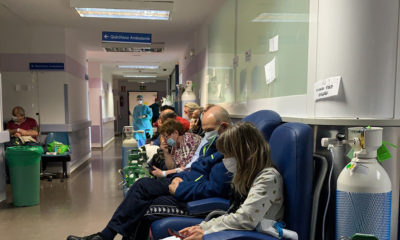 Luis Díaz Izquierdo Pacientes esperan en un pasillo del hospital Severo Ochoa en Madrid, que está en la primera línea de la lucha contra el covid-19.