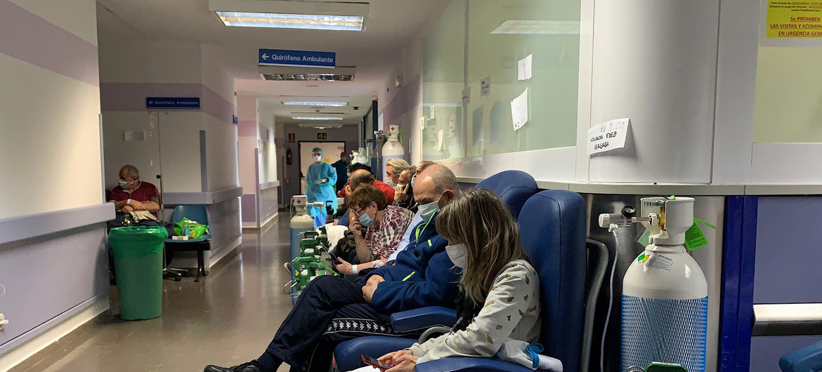 Luis Díaz Izquierdo Pacientes esperan en un pasillo del hospital Severo Ochoa en Madrid, que está en la primera línea de la lucha contra el covid-19.