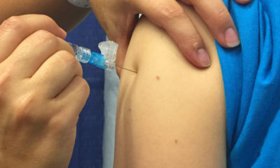 Un paciente recibe la vacuna contra la influenza.