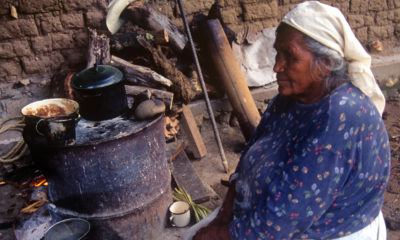 Mujer en la cocina en la comunidad indígena El Kipur, en Pima, Sonora, México.