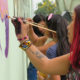 Mujeres colombianas decoran un muro con mensajes de paz.