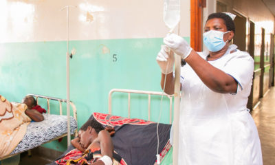 Una enfermera atiende a pacientes con coronavirus en Malawi.