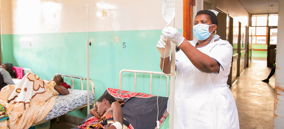 Una enfermera atiende a pacientes con coronavirus en Malawi.