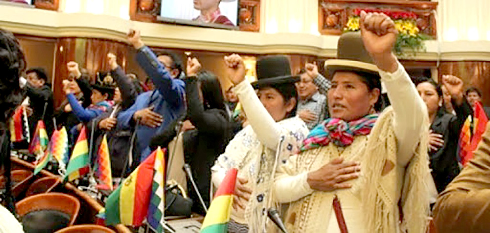 Las políticas bolivianas dominarán el Senado en la próxima legislatura, que será la cámara legislativa con más presencia femenina del mundo. En la imagen, legisladoras bolivianas durante la apertura de la anterior legislatura hace un año. Foto: Cortesía de la Coordinadora de la Mujer