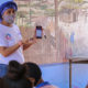 Fundación El Origen Una maestra explica cómo usar la aplicación para acceder al material educativo en los dispositivos móviles. La Guajira, Colombia