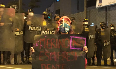Patricio Lagos Bustamante / LaMula.pe Una manifestante ante la policía en las calles de Lima, la capital de Perú, durante las protestas del pasado mes de noviembre.