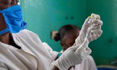 UNICEF/Sibylle Desjardins Una trabajadora de salud prepara una vacuna.