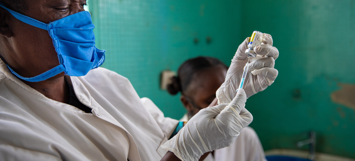 UNICEF/Sibylle Desjardins Una trabajadora de salud prepara una vacuna.