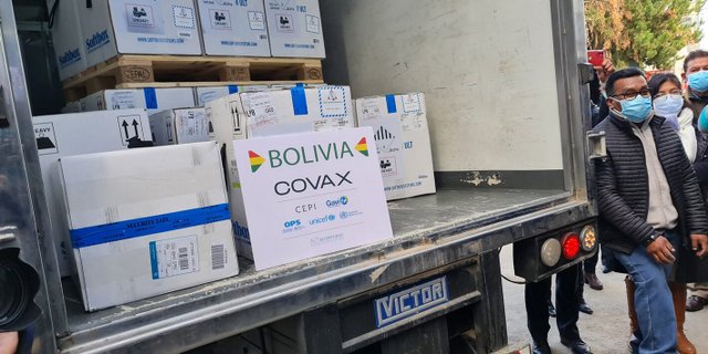 Una nueva partida de vacunas de Covax llega el 26 de mayo a Bolivia. Covax, como se conoce al Fondo de Acceso Global para Vacunas Covid-19, es la única esperanza actual de acceder a la inmunización para muchos habitantes de América Latina. Foto: OPS