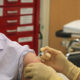 Un hombre recibe la vacuna COVID-19 en Macau,China.