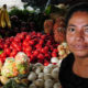 World Bank/Maria Fleischmann Una mujer vende frutas en Guatemala antes de la pandemia.