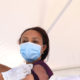 Una doctora recibiendo la vacuna contra la COVID-19 en el hospital Eka Kotebe de Etiopía