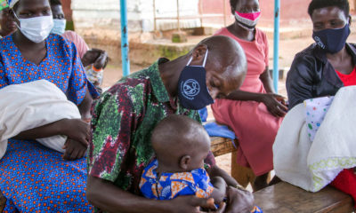© UNICEF/Jimmy Adriko Padres seropositivos en una sesión de apoyo de una clínica en el distrito de Kamuli, en Uganda.