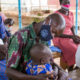 © UNICEF/Jimmy Adriko Padres seropositivos en una sesión de apoyo de una clínica en el distrito de Kamuli, en Uganda.