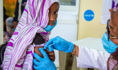 © UNICEF/Raphael Pouget Una niña de catorce años es una de las primeras en ser vacunadas contra el virus del papiloma humano (VPH) en Mauritania.