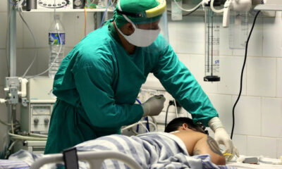 Tratamiento de un paciente de COVID-19 durante la pandemia en el Hospital Mario Muñoz Monroy, en Matanzas, Cuba.