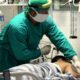Tratamiento de un paciente de COVID-19 durante la pandemia en el Hospital Mario Muñoz Monroy, en Matanzas, Cuba.