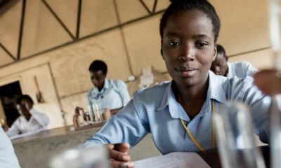 Esta adolescente está realizando un experimento durante una clase de química en la Escuela secundaria de Kamulanga en Lusaka (Zambia). FOTO:UNICEF/UN0145554/Karin Schermbrucker.