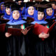 Estudiantes afganos realizan sus promesas de graduación durante la ceremonia de entrega de diplomas en una universidad de Herat, Afganistán.