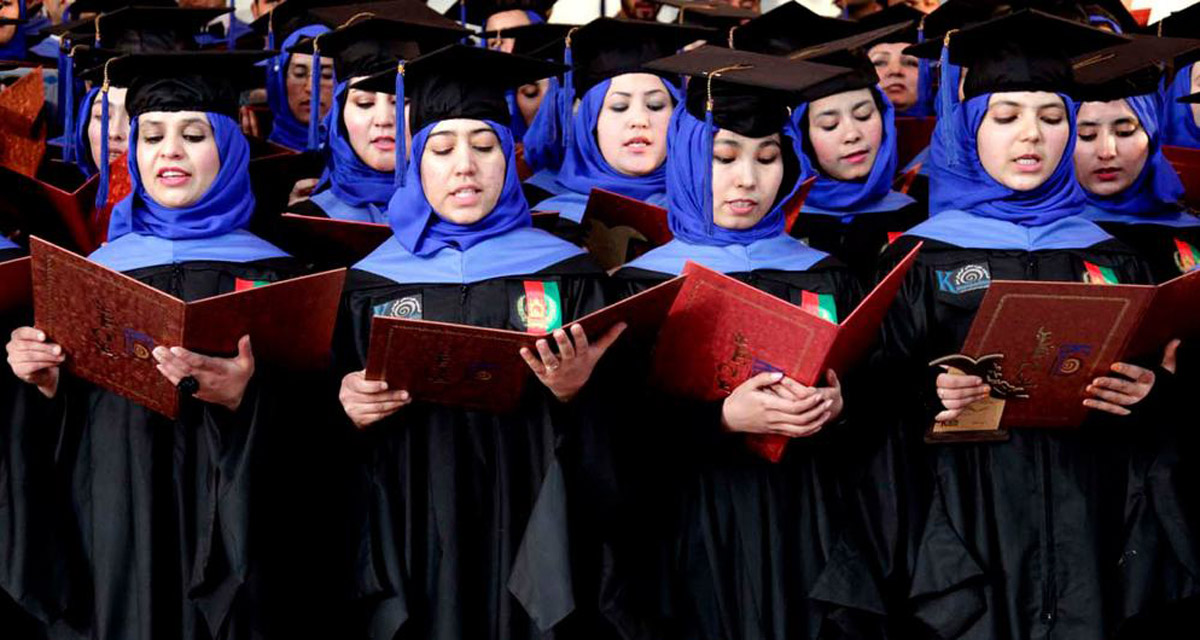 Estudiantes afganos realizan sus promesas de graduación durante la ceremonia de entrega de diplomas en una universidad de Herat, Afganistán.