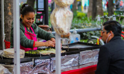 Unsplash/Daniel Lerman Una mujer prepara comida artesanal en un mercado callejero en el Paseo De La Reforma, Ciudad de México, México.