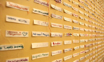 En una exposición en México, los nombres de víctimas de feminicidio aparecen junto con etiquetas en blanco que recuerdan a las mujeres no identificadas (foto de archivo).