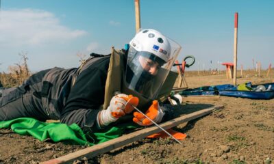 En Azerbaiyán, las mujeres están descontaminando tierras minadas por primera vez después de recibir capacitación del PNUD.