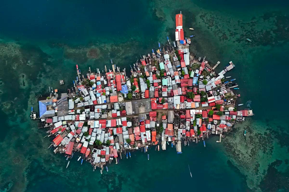 Vista aérea de la isla Gardí Sugdub en el archipiélago de San Blas frente a la costa caribeña de Panamá, el sábado 25 de mayo de 2024. Debido al aumento del nivel del mar, unas 300 familias indígenas Guna se trasladarán a nuevas casas, construidas por el gobierno, en el continente. (Matías Delacroix / Associated Press)