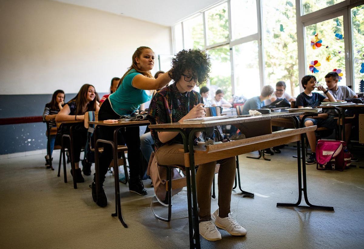 Mediadores pares simulan un caso de acoso escolar en la escuela Branko Radicevic en Mitrovica Norte, el 30 de mayo de 2018.