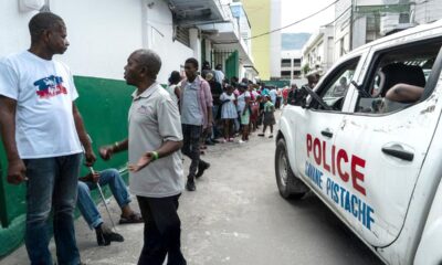 ©-UNOCHA-Giles-Clarke-Un-camión-de-la-policía-aparcado-en-el-interior-del-Hospital-General-de-Puerto-Príncipe,-Haití