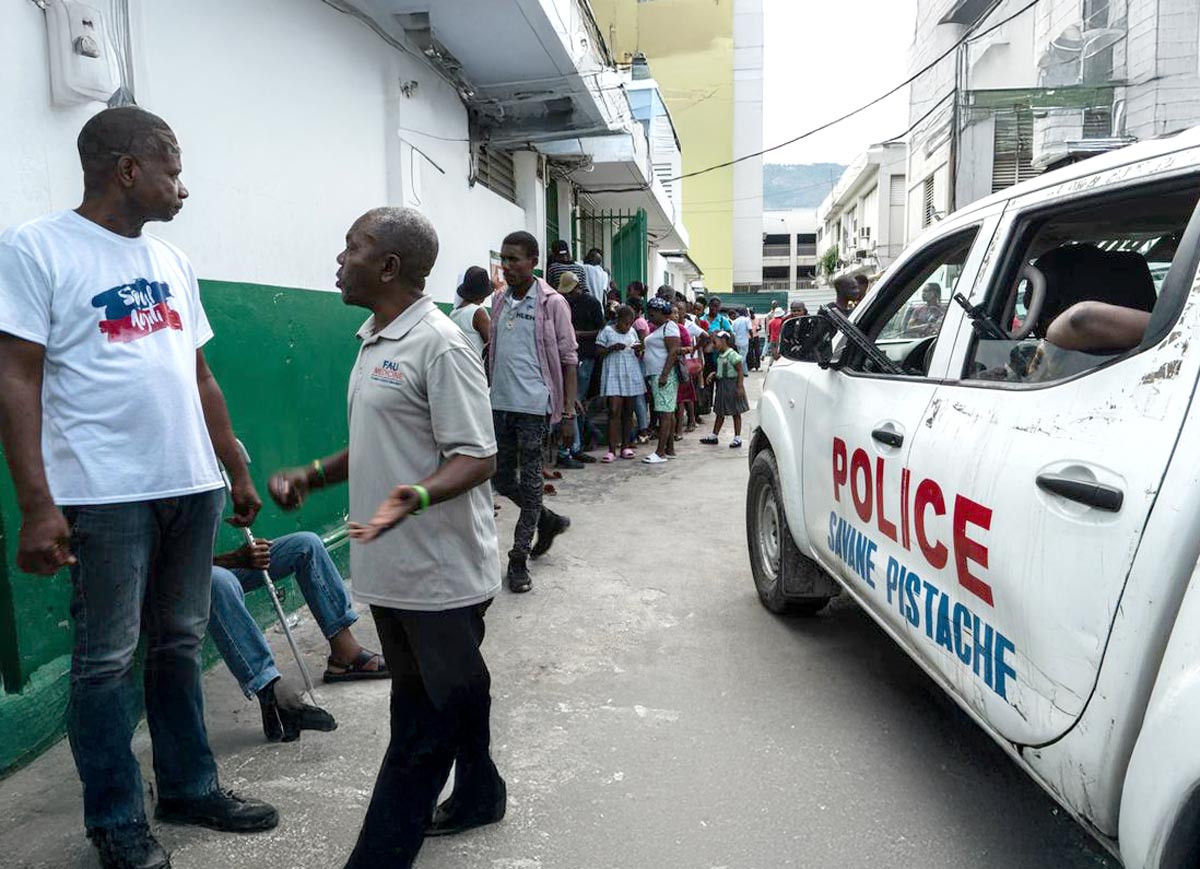 ©-UNOCHA-Giles-Clarke-Un-camión-de-la-policía-aparcado-en-el-interior-del-Hospital-General-de-Puerto-Príncipe,-Haití